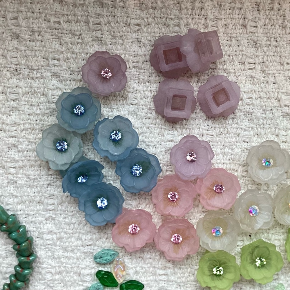 Flower and Leaf beads - Picture 2 of 4